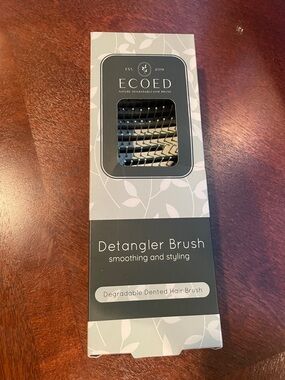 EcoEd Sage Detangler Brush — Gentle Smoothing & Styling
